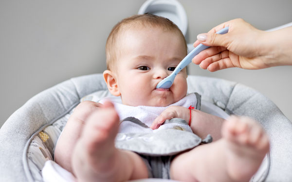 Bébé avec diversification alimentaire après allaitement
