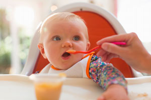 Bébé commençant la diversification de son alimentation