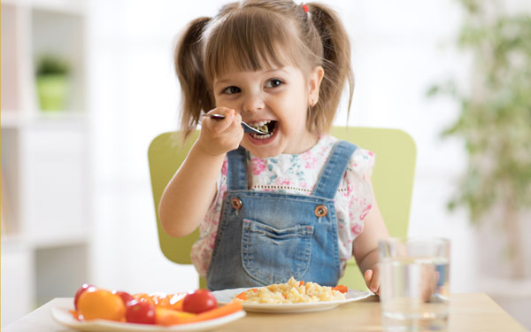 Enfant qui mange avec plaisir
