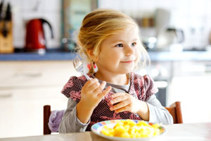 Enfant qui mange une alimentation équilibrée