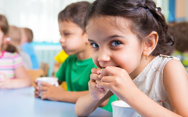 enfant-repas-heureux