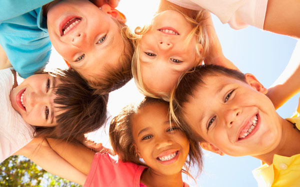 groupe-enfants groupe d'enfants souriants